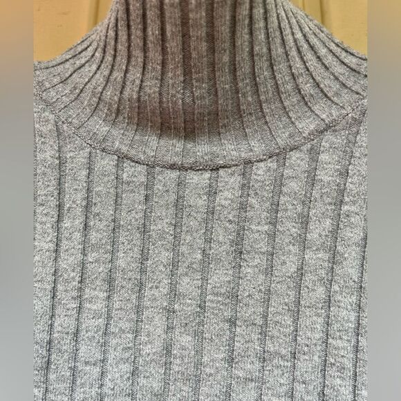Urban outfitters, Gray, long sleeves sweater/turtleneck, good condition, XS - Picture 2 of 7